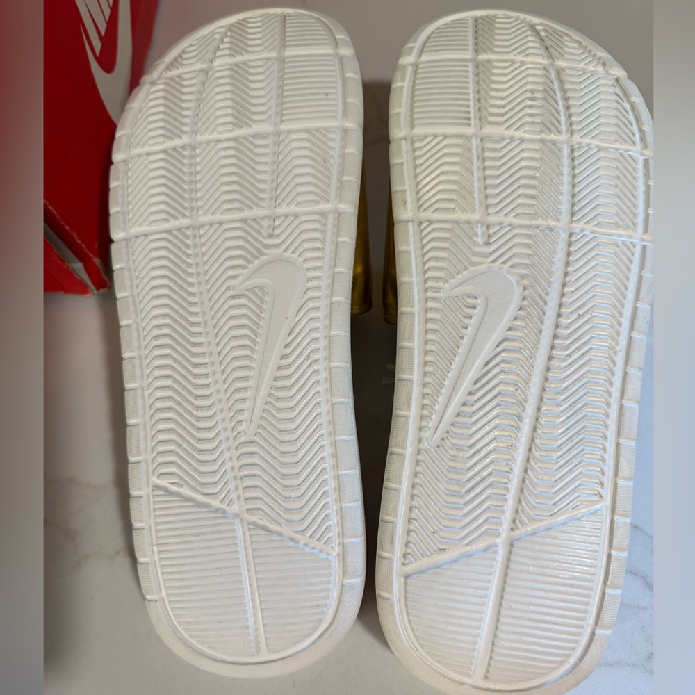 NIKE BENASSI SOLARSOFT MENS 9 METALLIC GOLD SLIDES 696116-770 - Picture 5 of 9